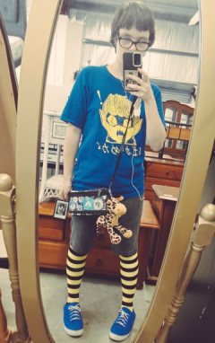 My outfit! Blue and yellow Nekome Kozou shirt with shorts and yellow-black striped socks. blue shoes and my mini Pinokiwo ita-bag with the giraffe hanging off of it.